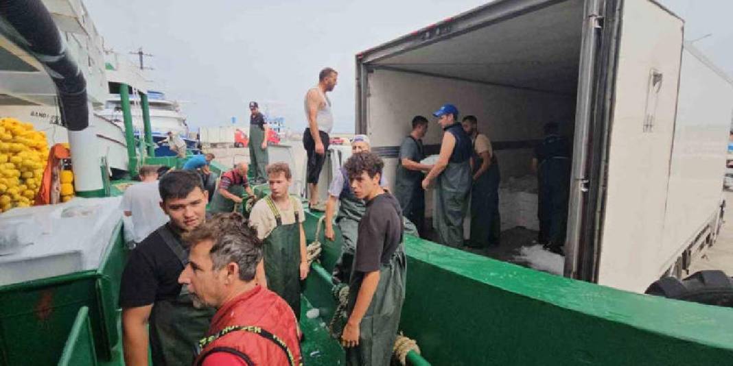 ‘Vira Bismillah’ denildi, sezon açıldı! 24 saatlik deniz yolculuğu başladı: 1 ay sonra fiyatlar düşecek 3